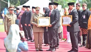 Bupati Lamongan, Yuhronur Efendi saat menerima penghargaan K3 dari Gubernur Jawa Timur, Khofifah Indar Parawansa. (Foto: Dok. Dinas Kominfo Lamongan)