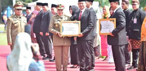 Bupati Lamongan, Yuhronur Efendi saat menerima penghargaan K3 dari Gubernur Jawa Timur, Khofifah Indar Parawansa. (Foto: Dok. Dinas Kominfo Lamongan)